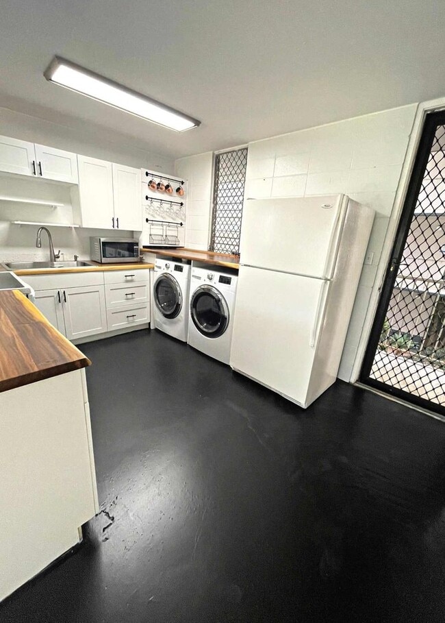 Building Photo - 1/1 unit with AC at Cathedral Point in Mil...