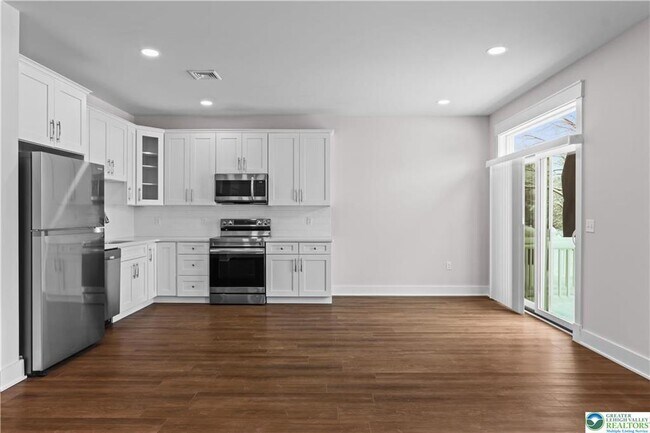 Building Photo - 1674 Best Pl