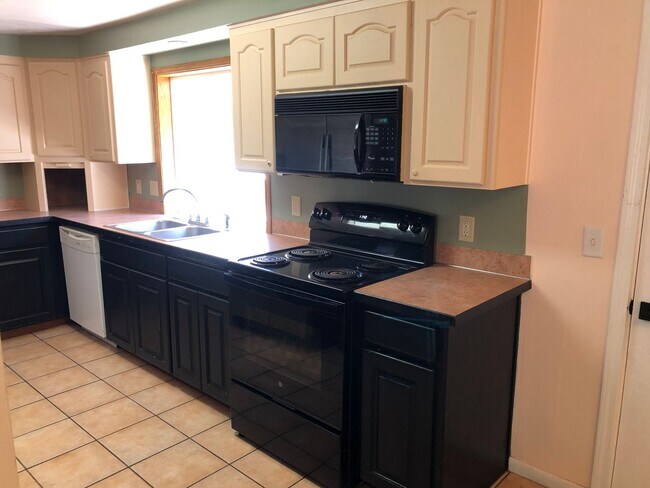 Building Photo - 3 bedroom 1 bath house in Eugene!