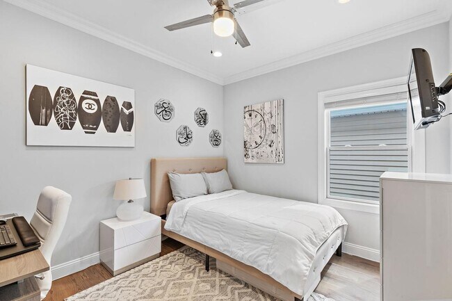 Building Photo - 61 Bleecker St