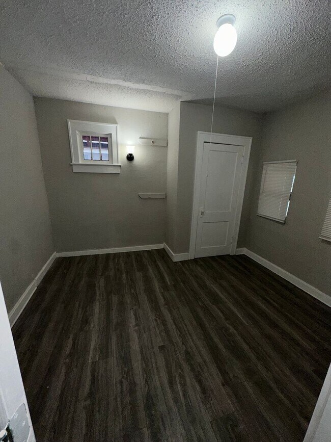 Building Photo - 3 bedrooms 1 Full bathroom. The house is v...