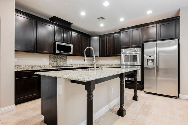 Building Photo - Single Story w/ duel primary suites gated ...