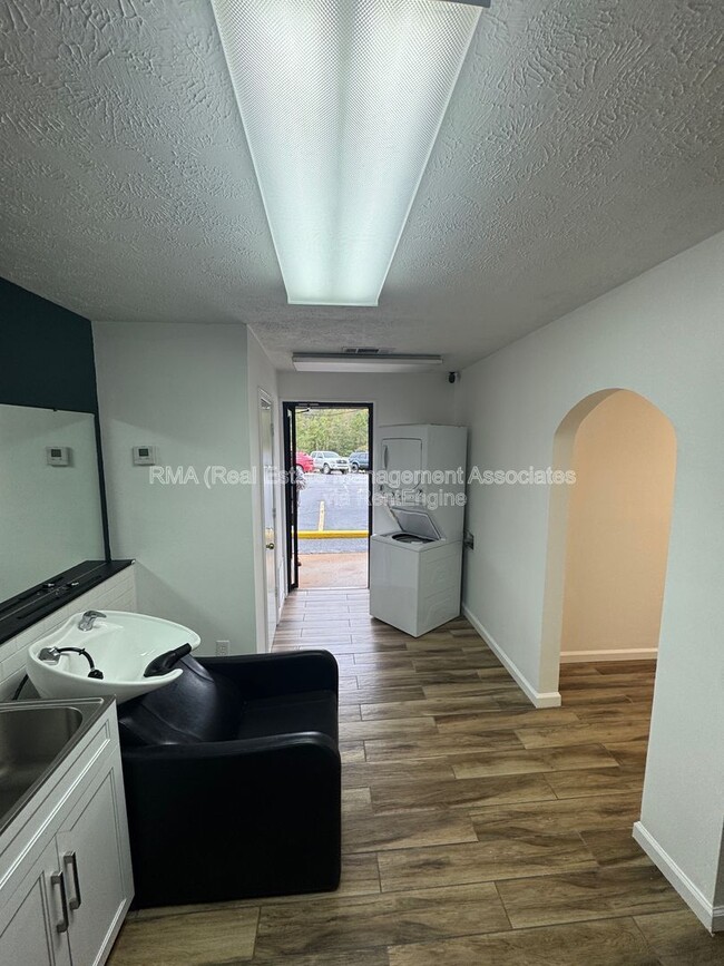 Building Photo - 1731 Newnan Rd