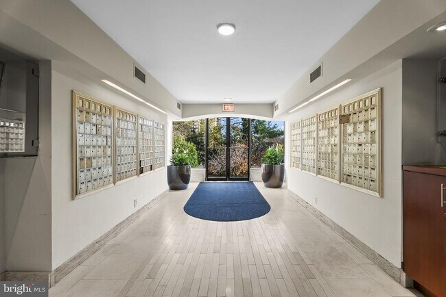 Building Photo - 301 N Beauregard St