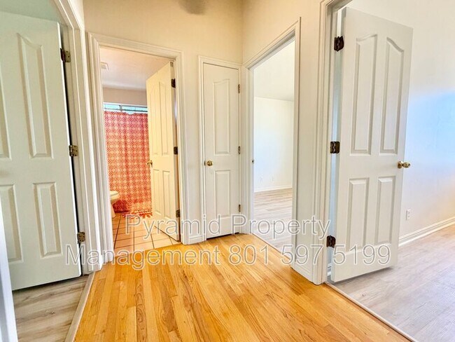 Building Photo - 717 E Hundley Hvn Cir