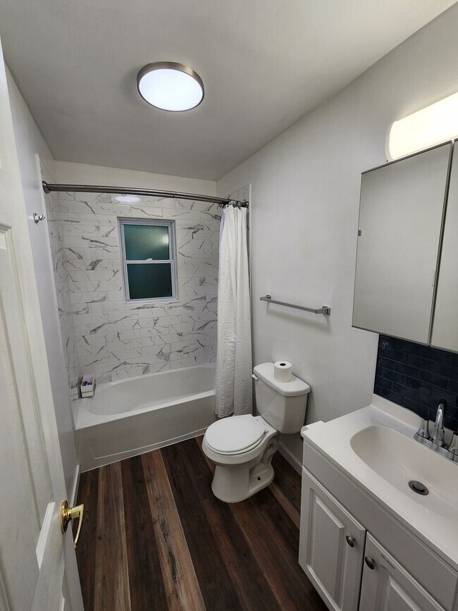 Building Photo - Updated 2 bedroom Home in Amenity Filled C...