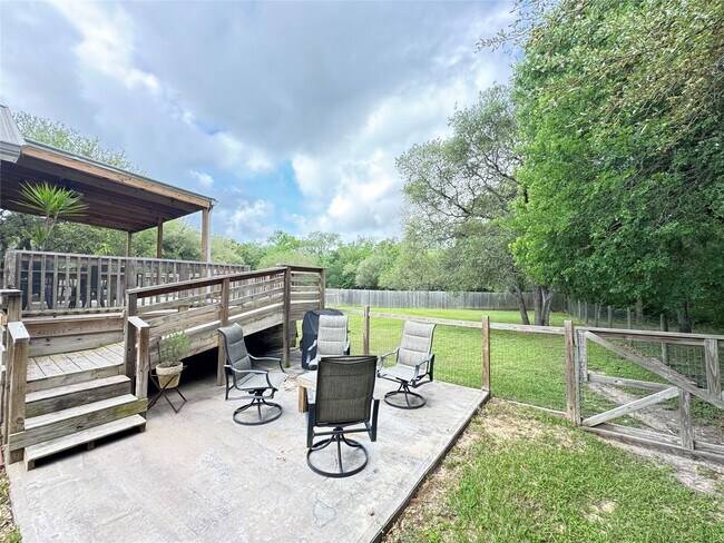 Building Photo - 879 Christmas Rd