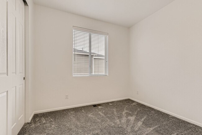 Building Photo - Stunning 3 Bed 2 1/2 Bath in Aurora!