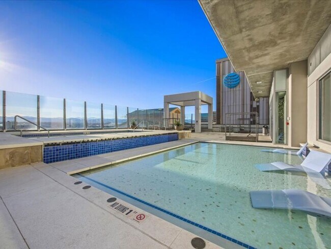 Building Photo - Luxury High Rise Condo Available 8/15/25
