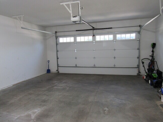 Building Photo - 405 E Palace Row