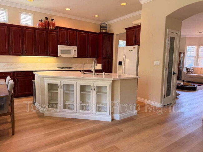Building Photo - 12040 Gold Pointe Ln