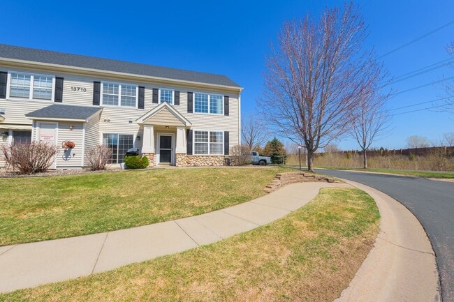 Building Photo - Awesome 2 bed townhouse in plymouth!