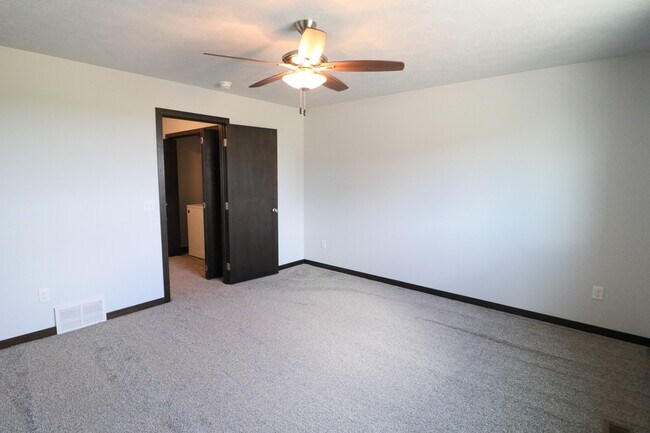 Building Photo - Amazing 4 Bedroom 3.5 Bathroom Townhome in Sioux Falls