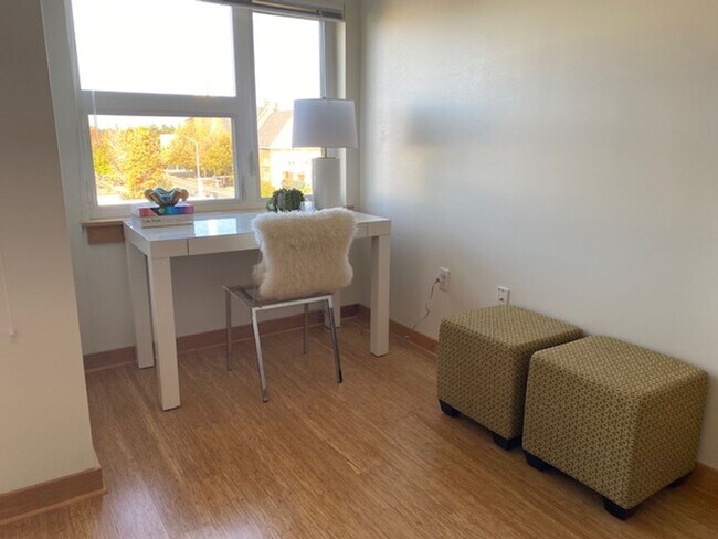 Building Photo - Luxury Fully Furnished Condo Downtown Salem Is Available