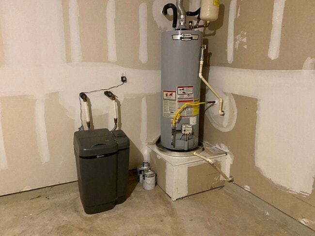 Building Photo - Fantastic Amenities ~ 4/2 Single Story w/ Refrigerator/Washer/Dryer Included ~