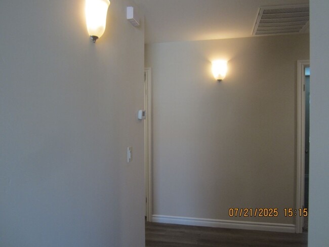 Building Photo - Immaculate Single Story Like New