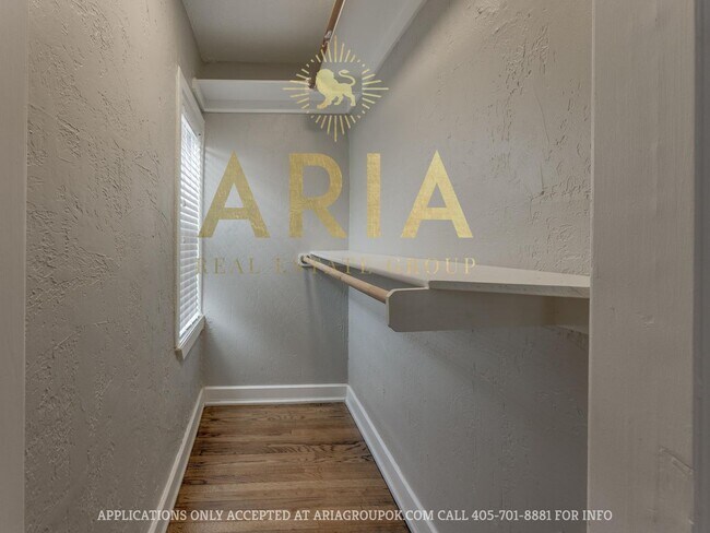 Building Photo - Updated & Adorable 2 Bed/1 Bath Space in t...