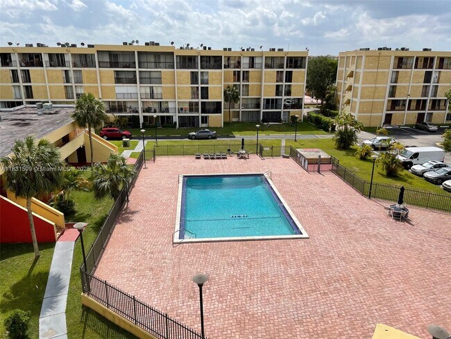 Building Photo - 9180 Fontainebleau Blvd