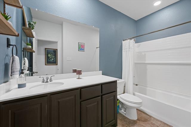 Building Photo - 585 Concho St