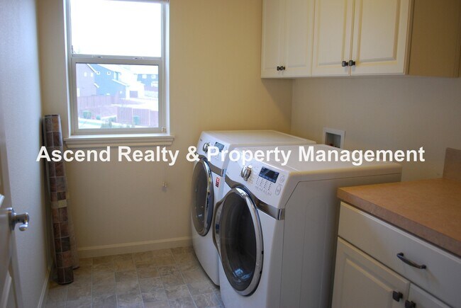 Building Photo - Bethany 4 Bed + Bonus Next to Springville Gourmet Kitchen Bed & Full Bath on Main