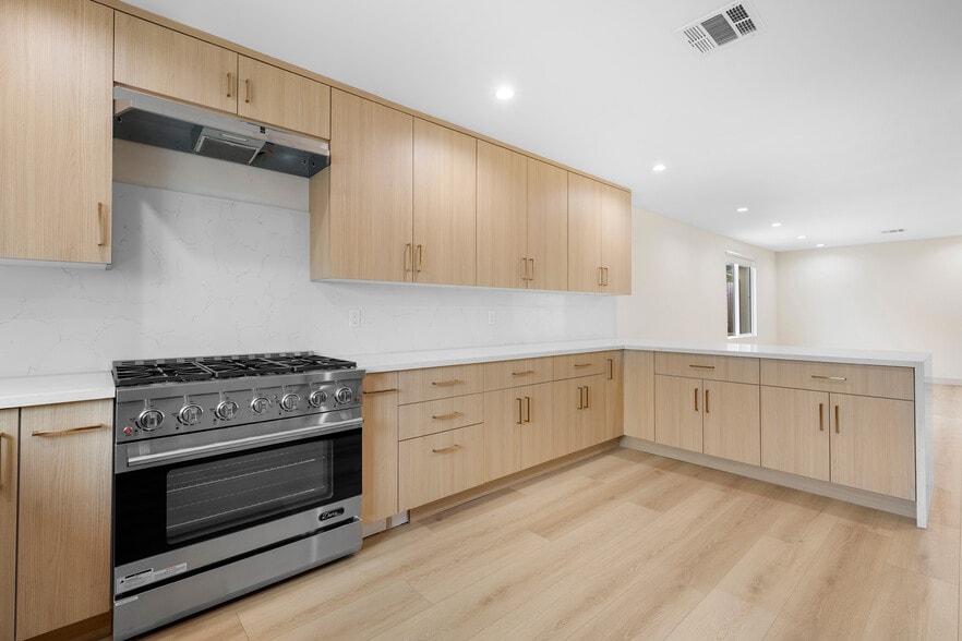 Building Photo - 918 University Ave