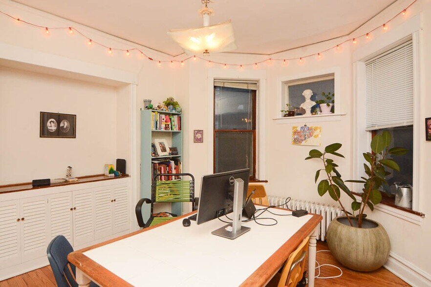 Building Photo - 3821 N Damen Ave