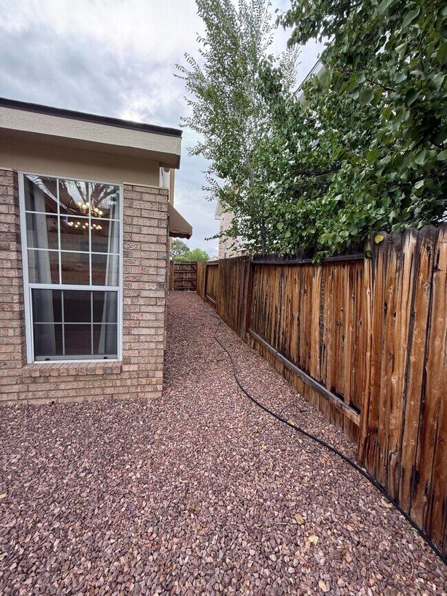 Building Photo - 7616 Copperfield Dr NE