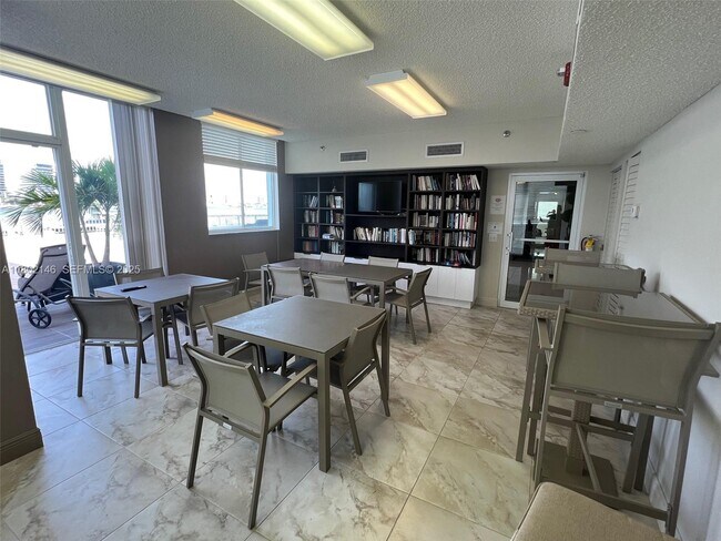 Building Photo - 18000 N Bay Rd