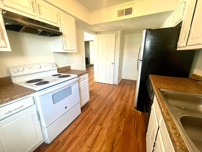 Building Photo - 3 Bed Town Home in North East Jackson!