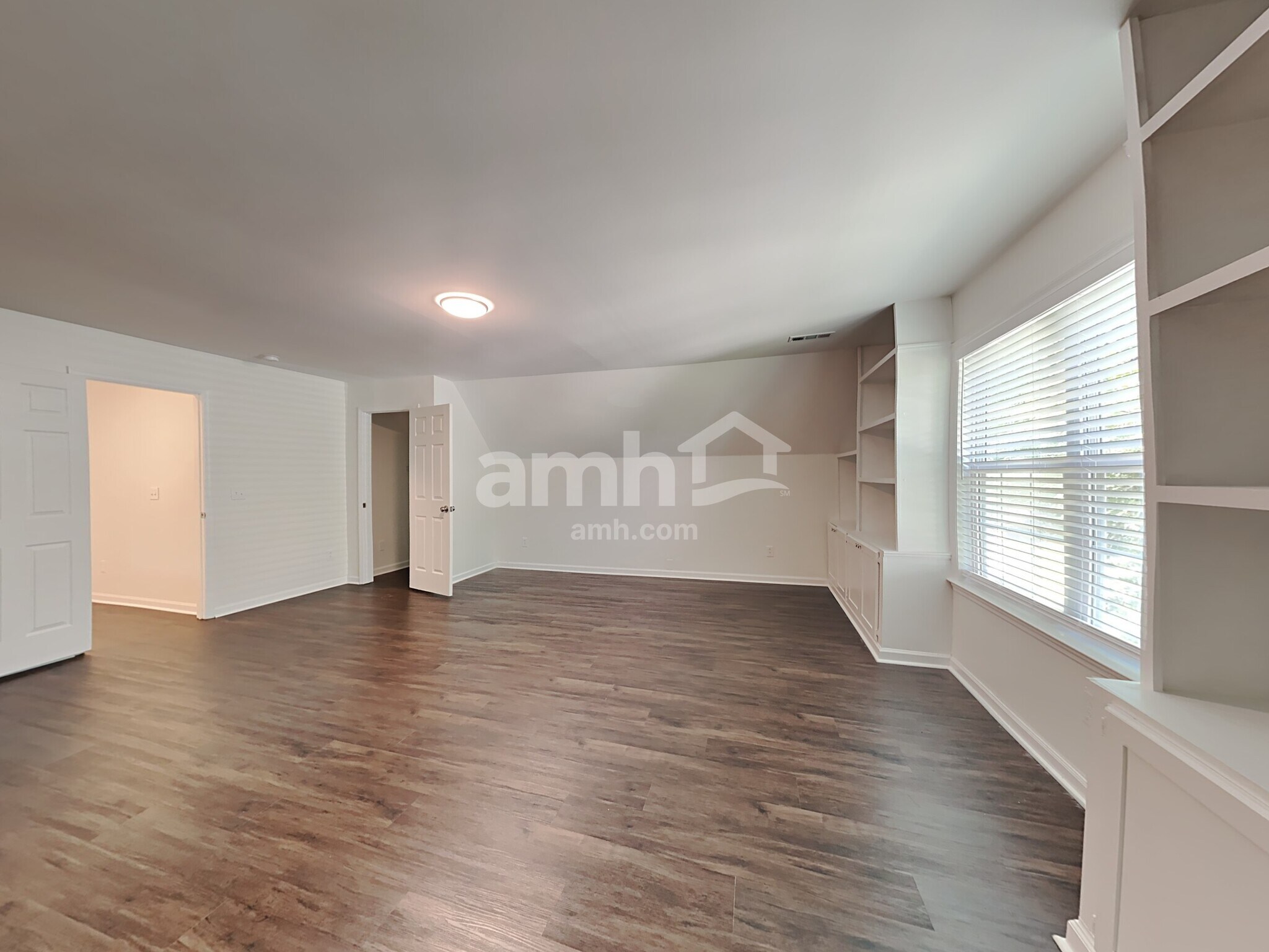 Building Photo - 2807 Sutherland Dr