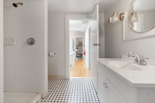 Building Photo - 277 Crown St