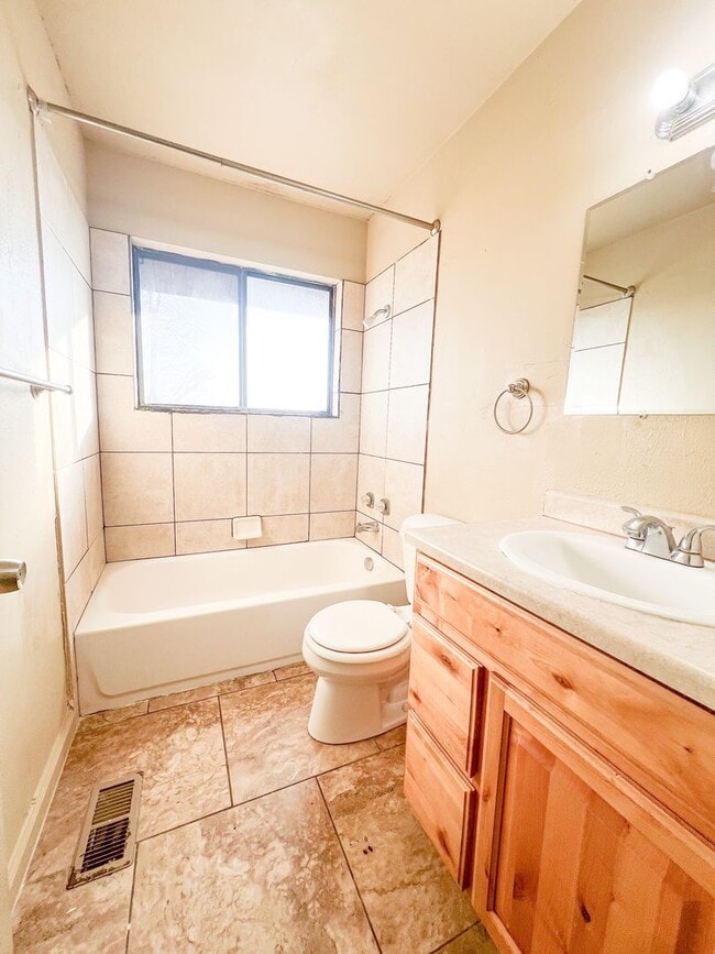 Building Photo - Spacious 3 Beds 1 Bath Townhouse