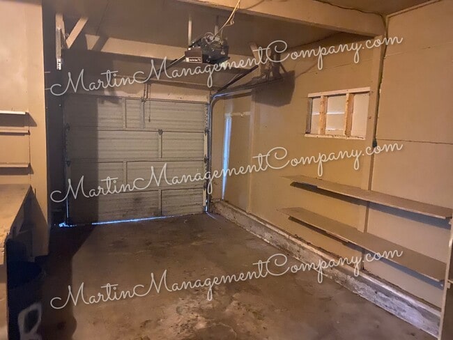 Building Photo - 233 Rainbow Dr
