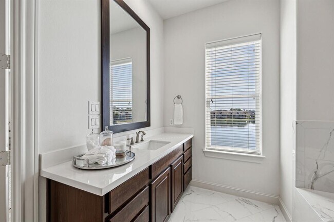 Building Photo - 2122 Lakeshore Edge Dr