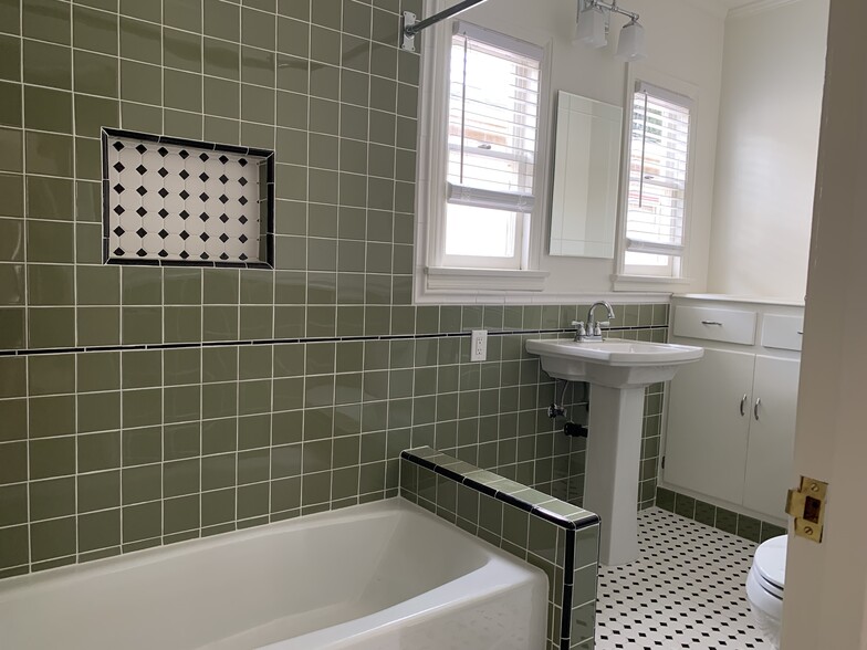 Bathroom - 318 N Bushnell Ave