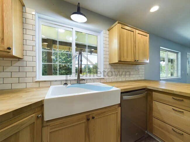 Building Photo - 4 Bedroom 3 Bathroom Home on 1 Acre Available in Blanchard!