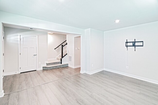 Building Photo - 3 bedroom, 2.5 bath Middletown end unit townhome
