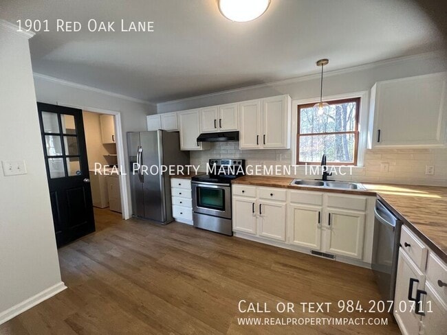 Building Photo - 1901 Red Oak Ln