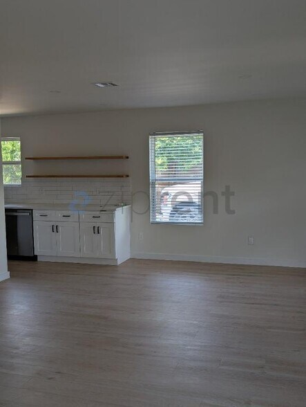 Building Photo - Unit