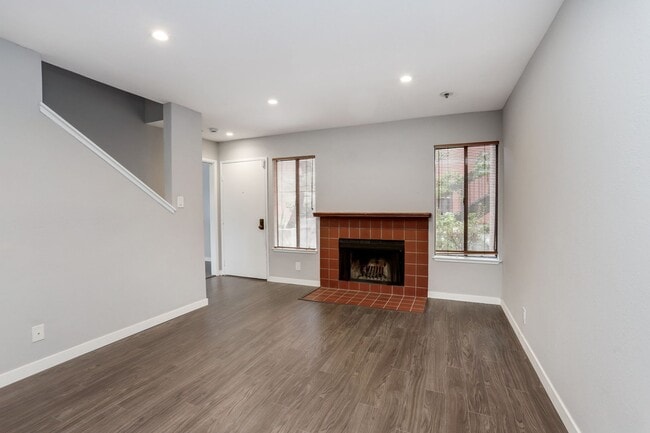 Building Photo - 2 Bed / 2.5 Bath pet friendly condo near downtown San Carlos with two parking spaces. YouTube tour!