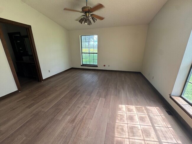Building Photo - 1417 FM 969