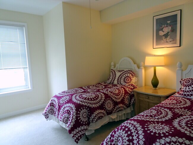 Building Photo - DOWNTOWN SARASOTA ANNUAL TURNKEY FURNISHED...