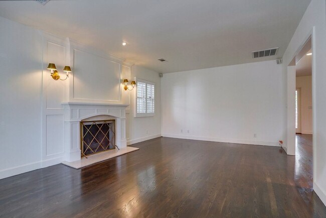 Building Photo - Beautiful 4 Bed/4 Bath Family Home w/pool - Upcoming and available in April!