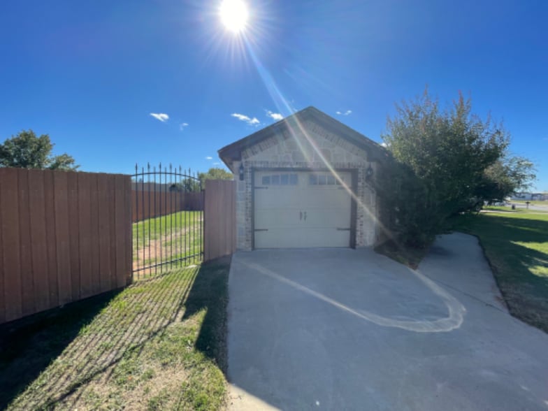 Building Photo - 604 Hilltop Dr