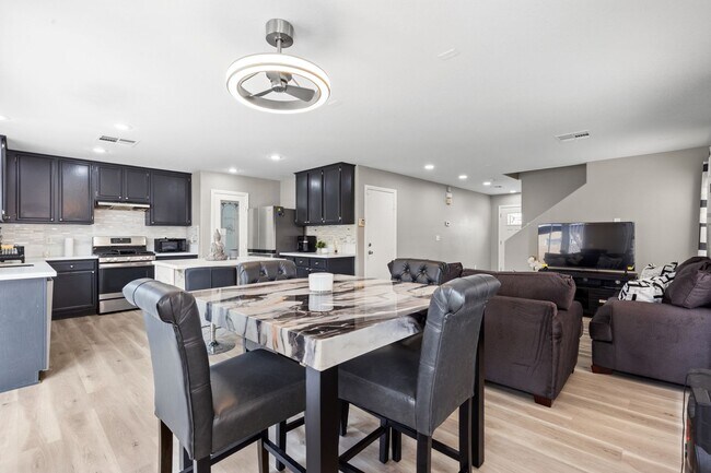Building Photo - Cozy Furnished 3bed 3bath l Near Southern Highlands