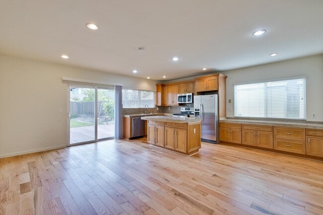 Building Photo - Nicely Refreshed Single Story 4 BR/2BA Gre...