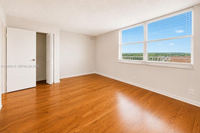 Building Photo - 250 Jacaranda Dr