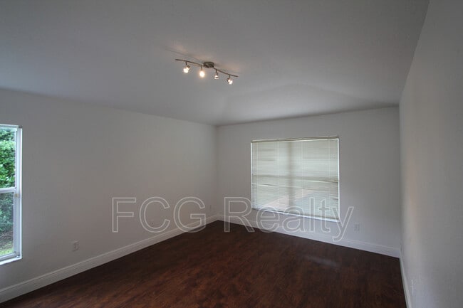 Building Photo - 132 Sunward Run