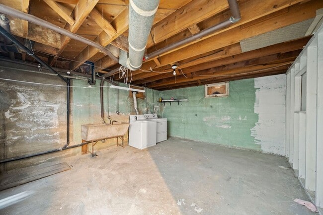 Building Photo - Enjoy a move-in ready home with brand new ...