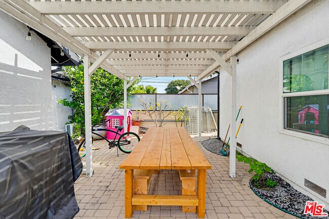 Building Photo - 9209 Paramount Blvd